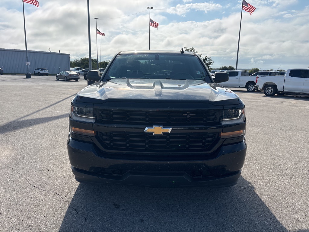2018 Chevrolet Silverado 1500 Custom photo 3