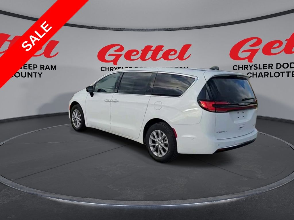 2025 Chrysler Pacifica photo 5