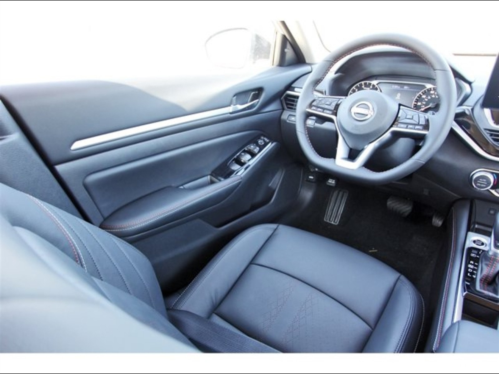 2025 Nissan Altima SR White at Robbins Nissan