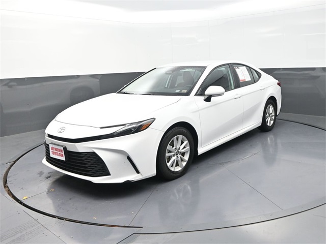 2025 Toyota Camry SE photo 3