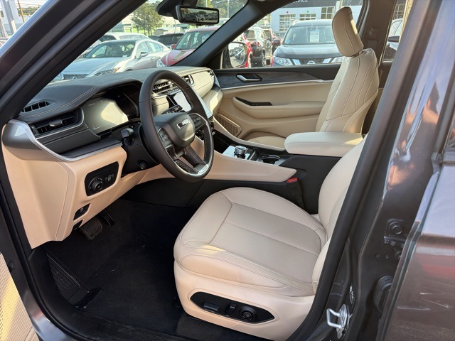 2025 Jeep Grand Cherokee Limited photo 9