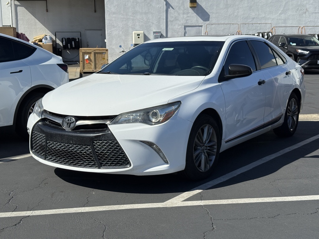 2016 Toyota Camry SE photo 3