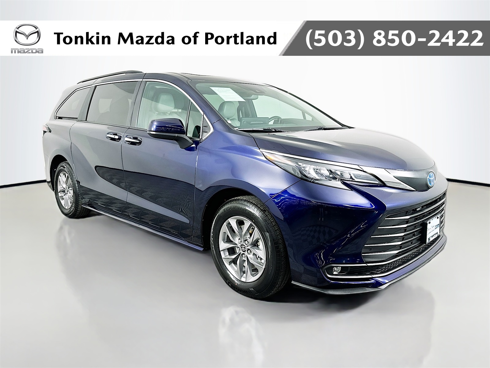 2025 Toyota Sienna XLE's photo