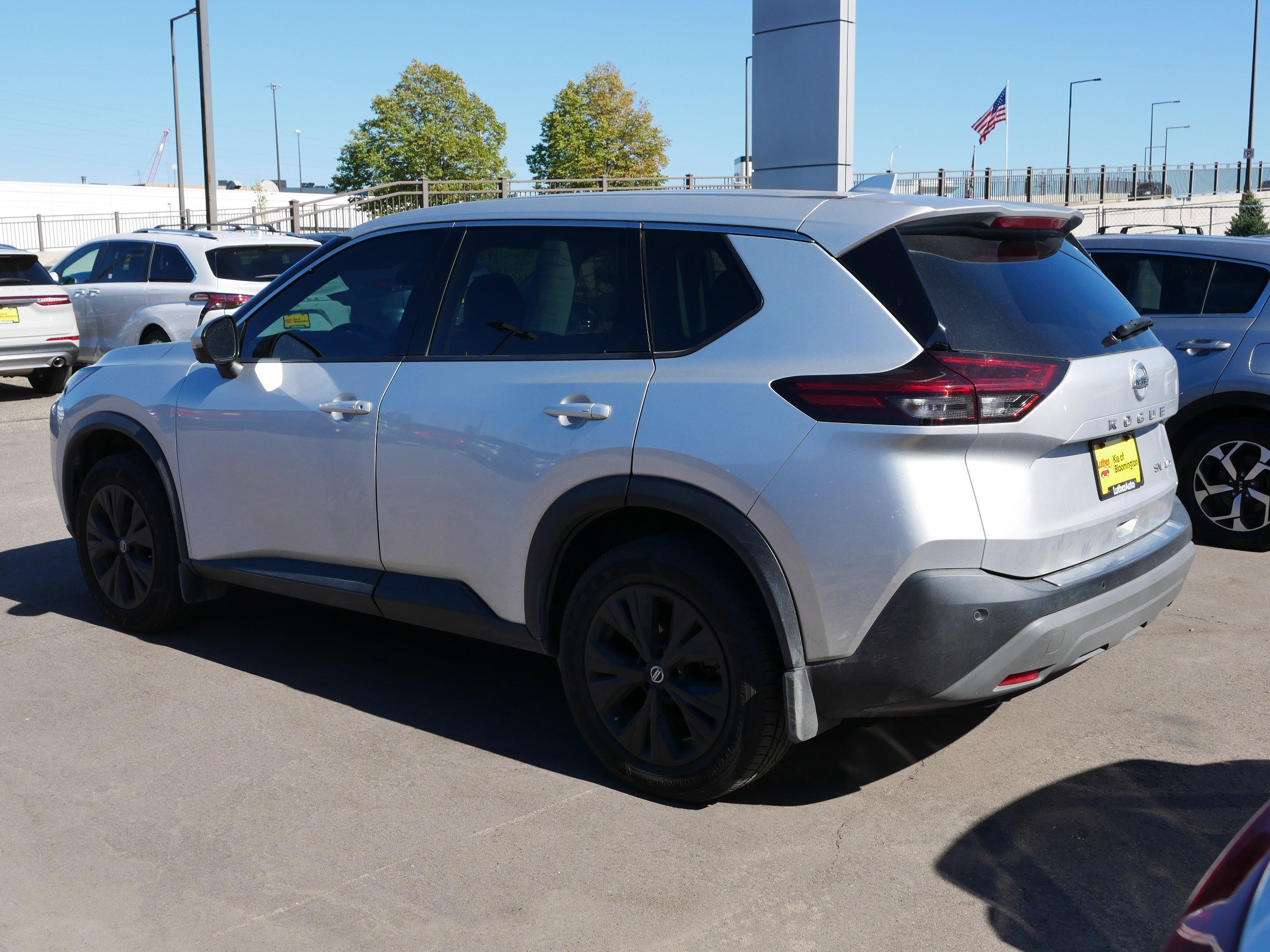 2021 Nissan Rogue SV photo 2