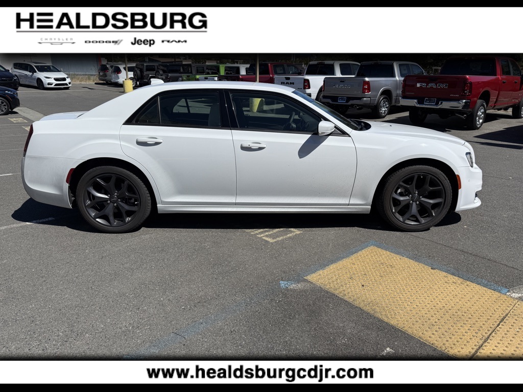 2023 Chrysler 300 Touring photo 5