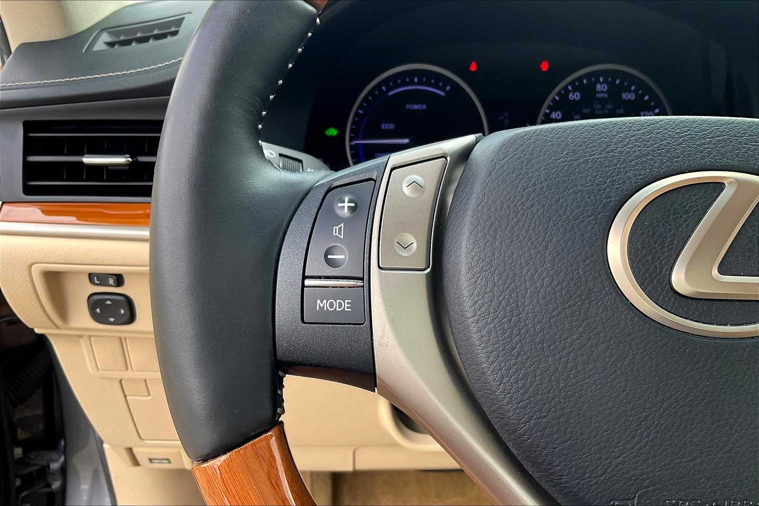 2013 Lexus ES 300h photo 21