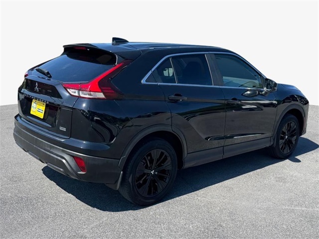 2022 Mitsubishi Eclipse Cross LE photo 3