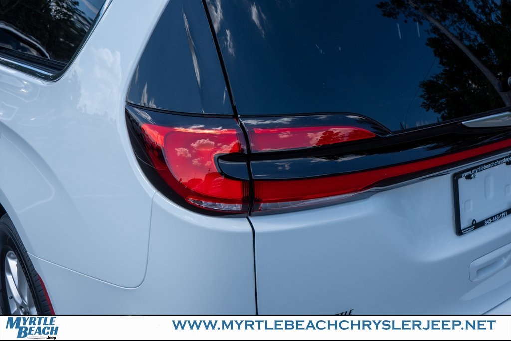 2025 Chrysler Pacifica photo 11