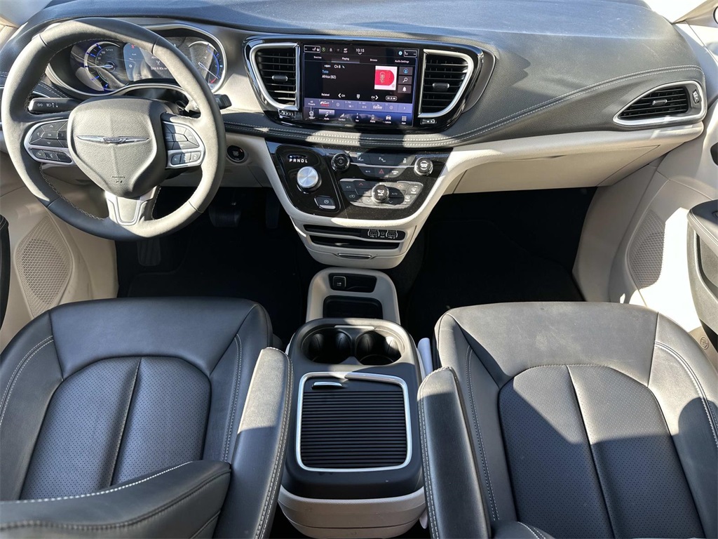 2024 Chrysler Pacifica Hybrid photo 3