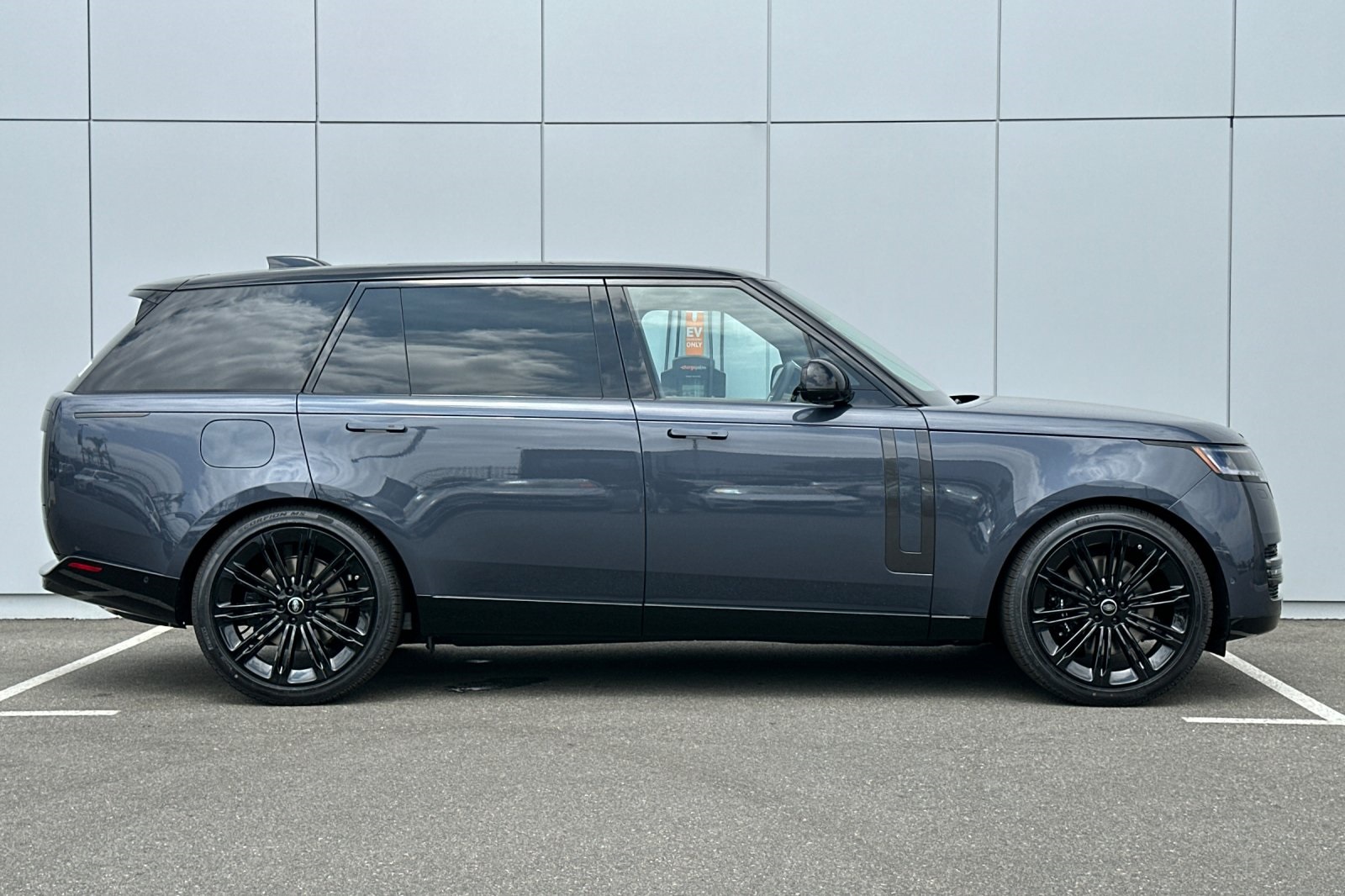 2025 Land Rover Range Rover SE photo 7