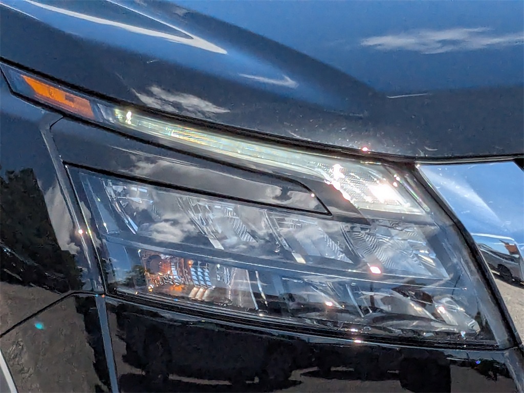 2025 Nissan Pathfinder SL photo 9