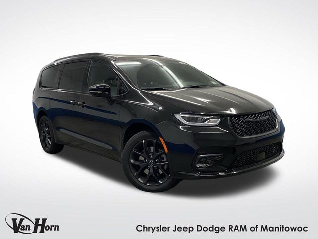2026 Chrysler Pacifica Select's photo