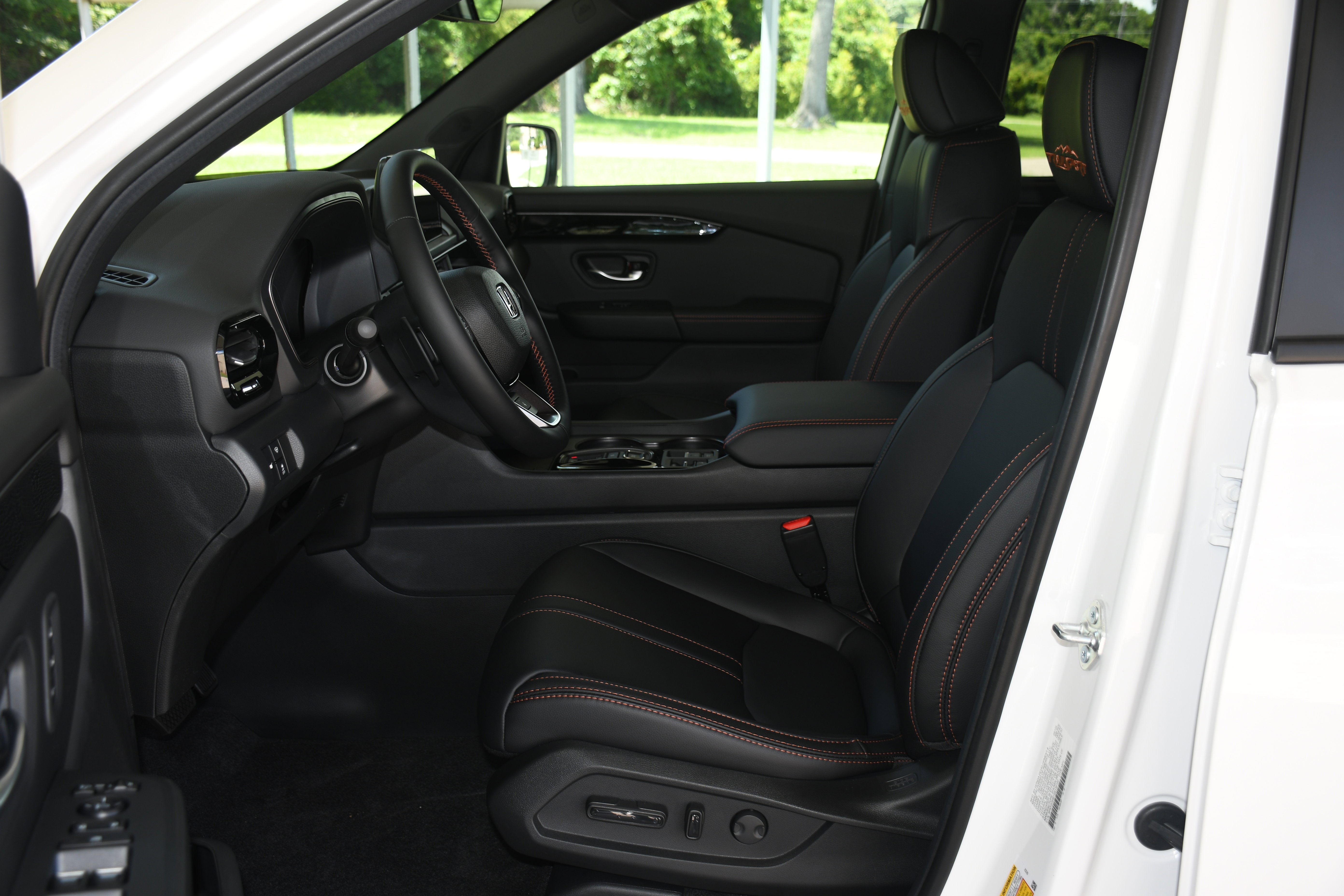 2025 Honda Pilot TrailSport photo 2