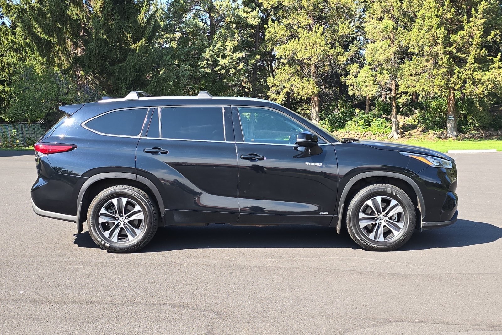 2020 Toyota Highlander Hybrid XLE photo 3
