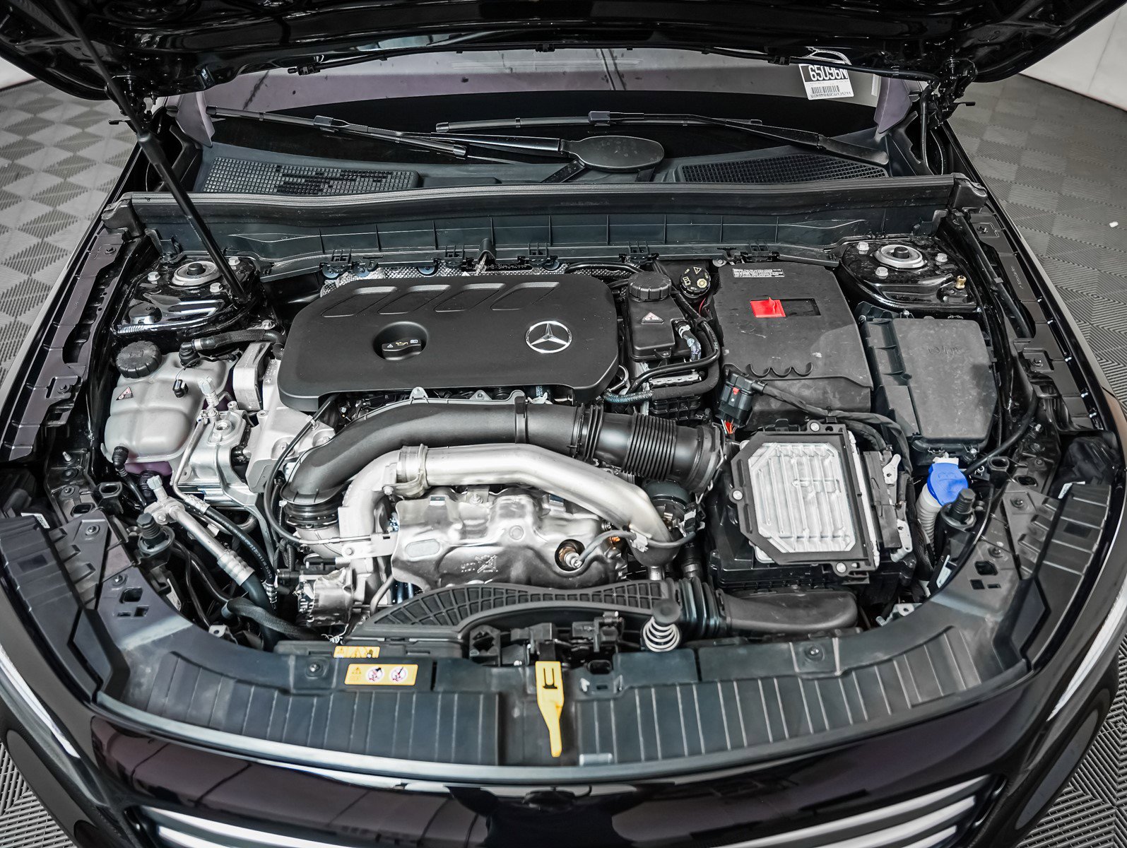 2025 Mercedes Benz GLB 250 4MATIC photo 3