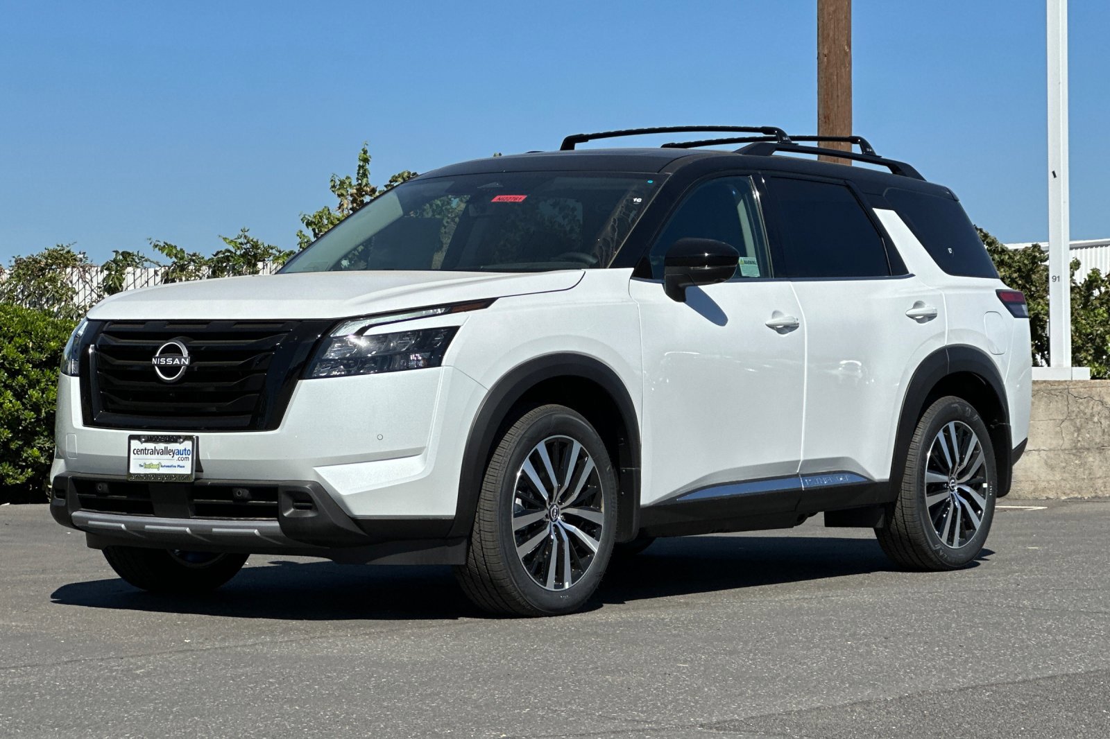 2025 Nissan Pathfinder Platinum photo 8