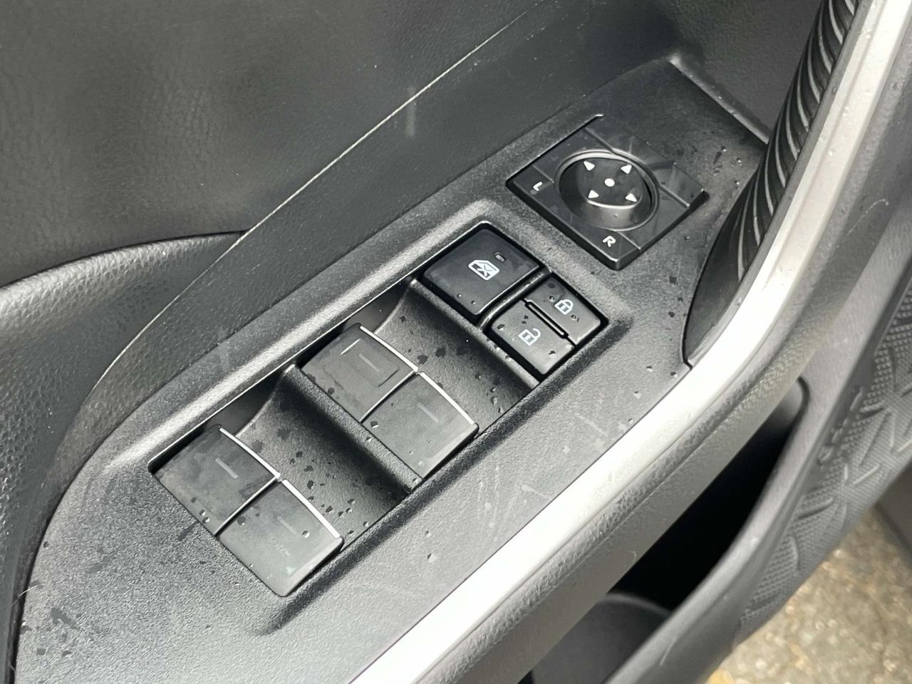 2022 Toyota RAV4 Hybrid SE photo 11