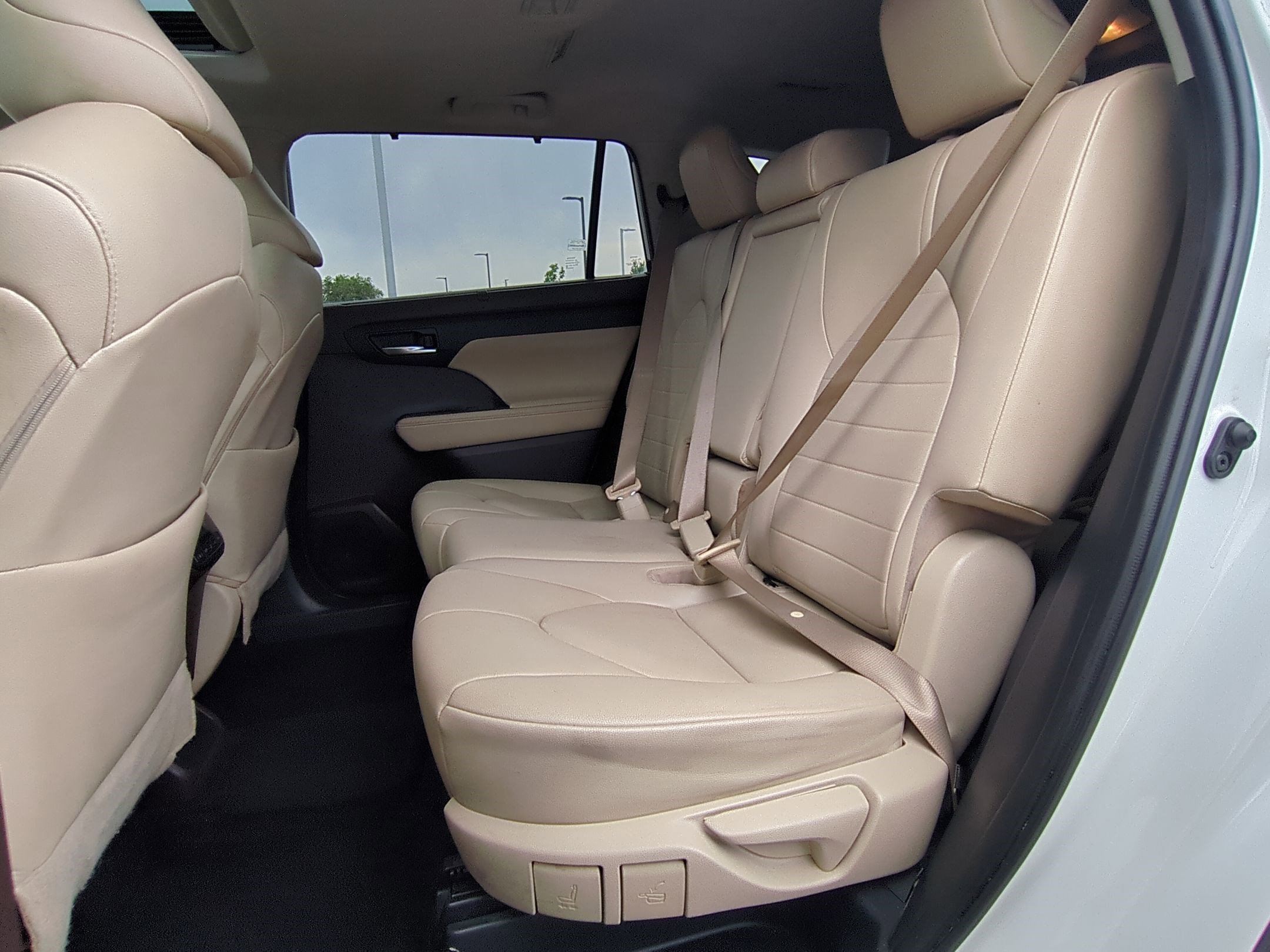 2021 Toyota Highlander XLE photo 25