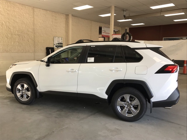 2025 Toyota RAV4 XLE photo 6