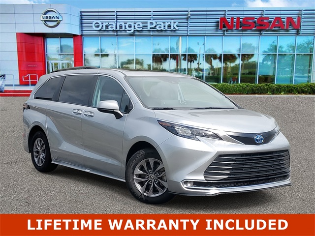 2024 Toyota Sienna XLE's photo