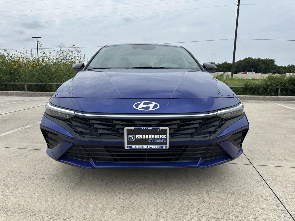 2025 Hyundai Elantra SEL Sport photo 2