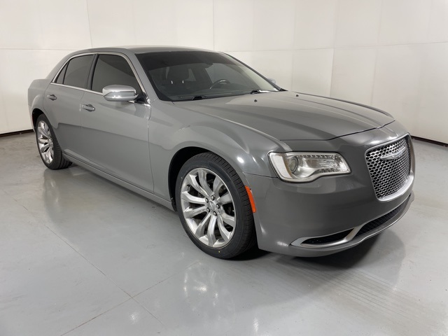 2018 Chrysler 300 Touring photo 2