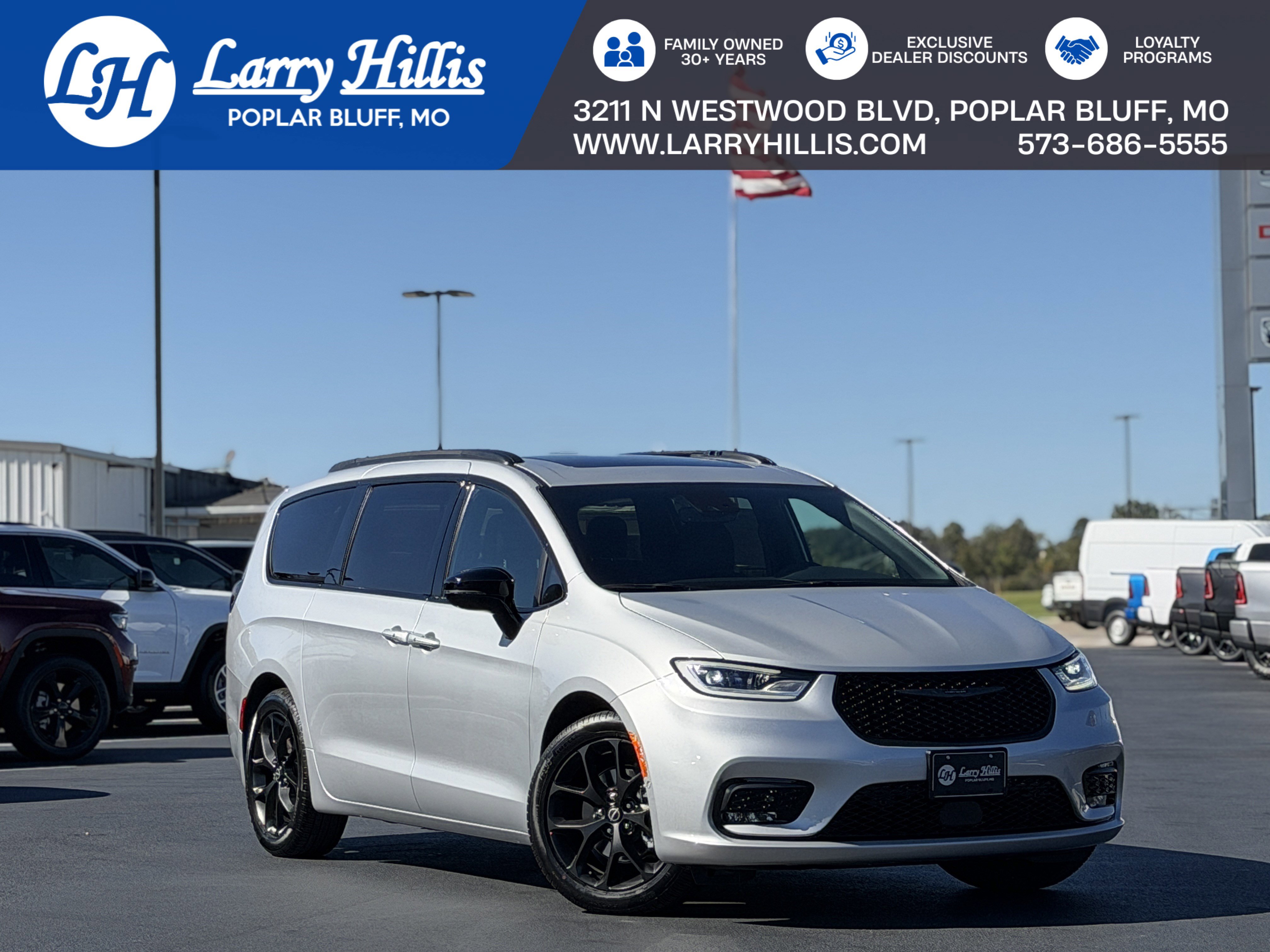 2026 Chrysler Pacifica Select's photo