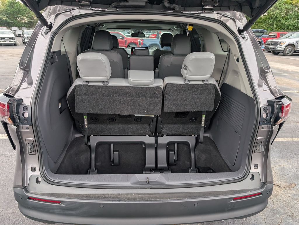 2024 Toyota Sienna XLE photo 7