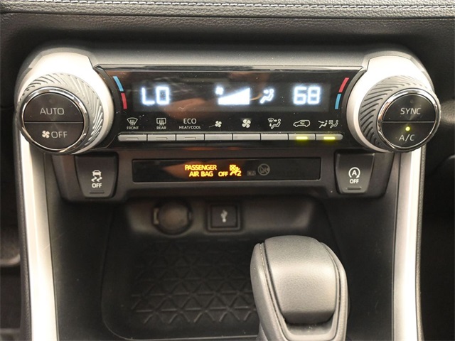 2020 Toyota RAV4 XLE photo 3