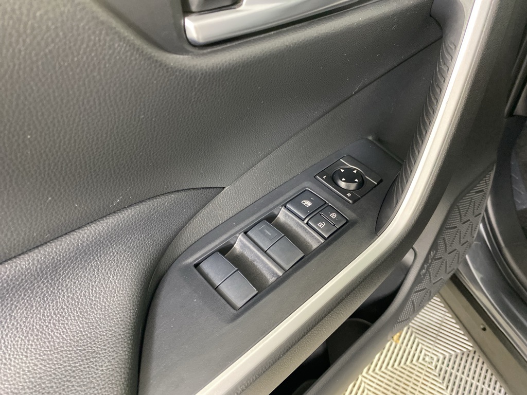2020 Toyota RAV4 Hybrid XLE photo 22