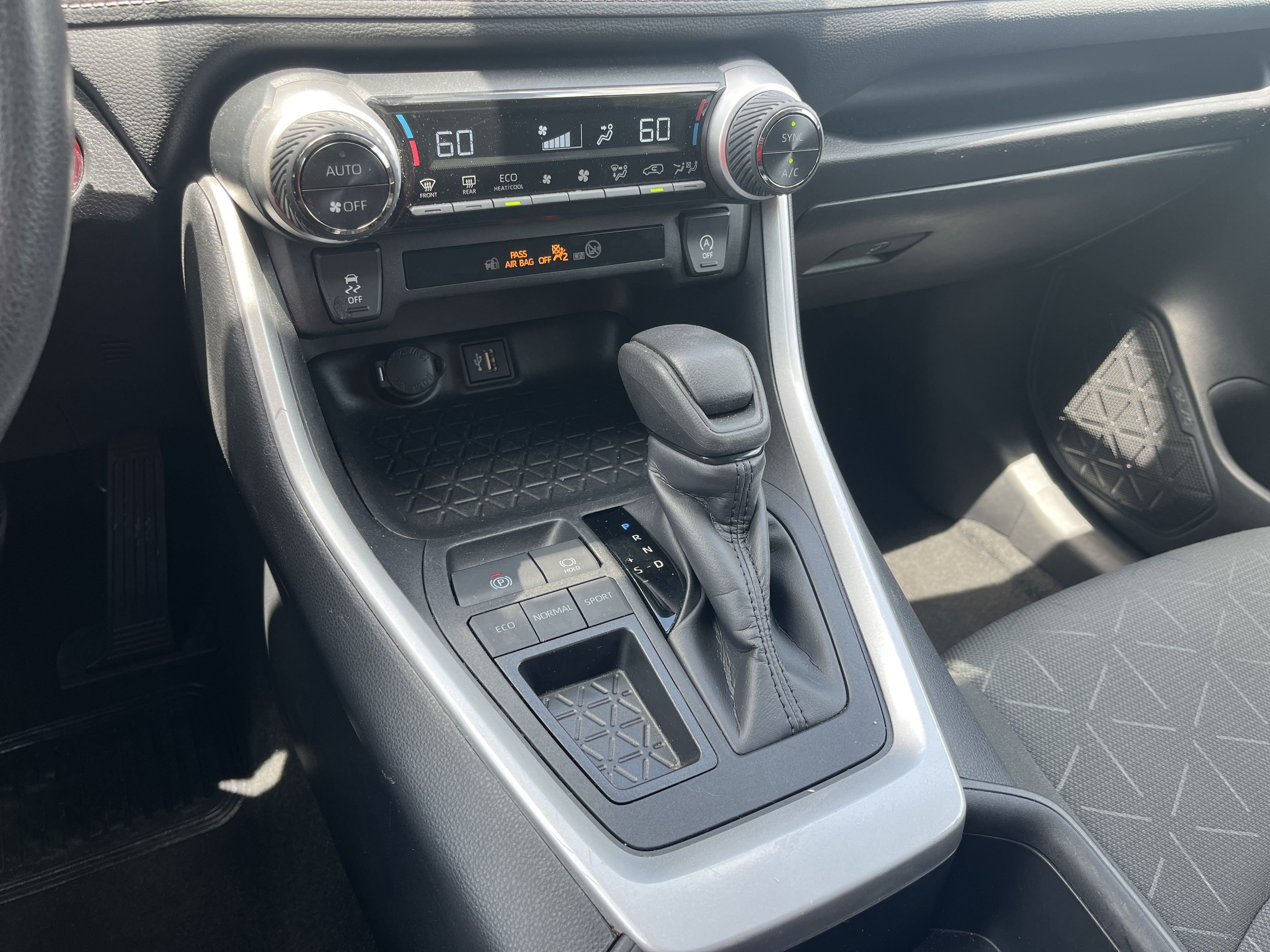 2024 Toyota RAV4 XLE photo 8