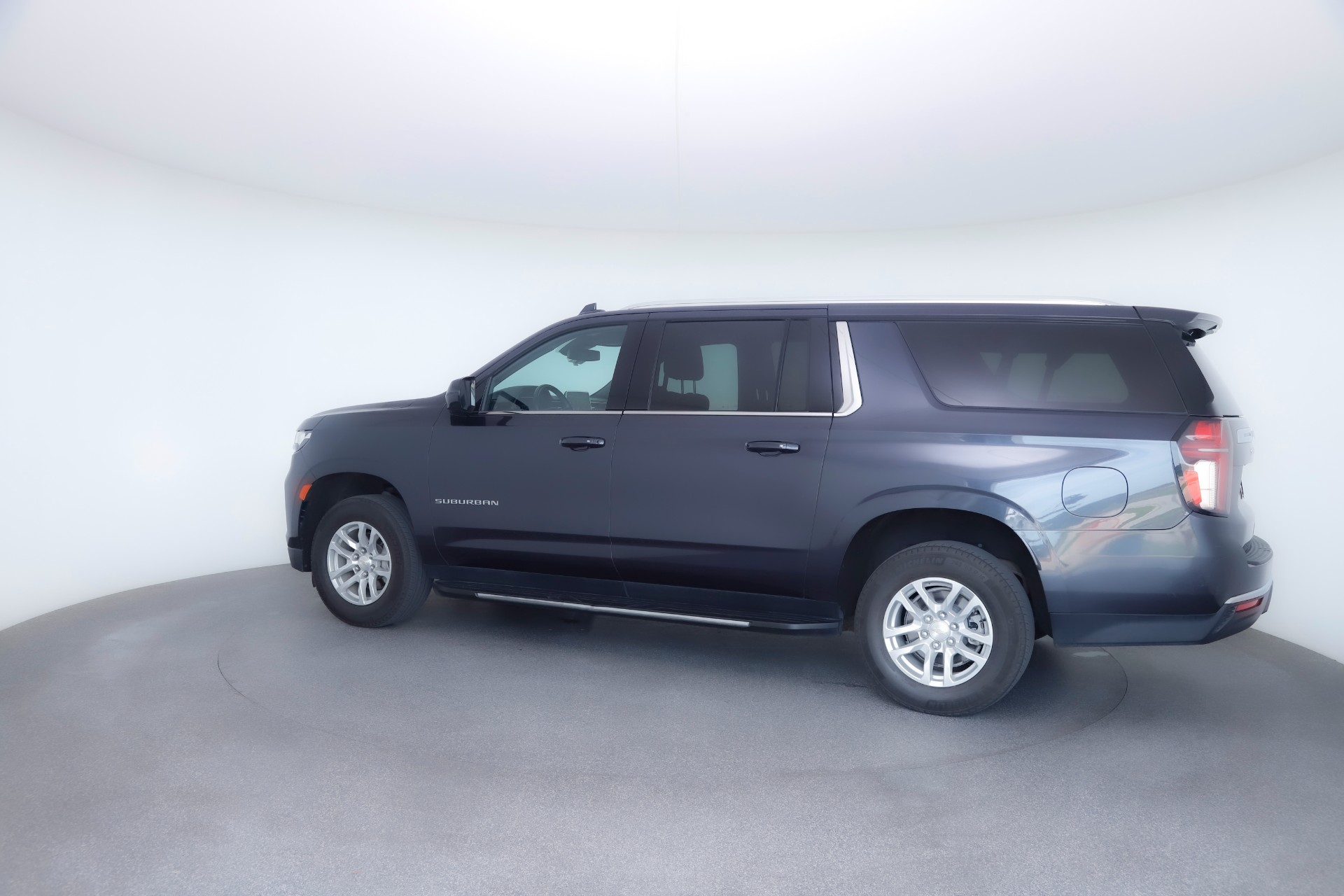 2023 Chevrolet Suburban LT photo 3