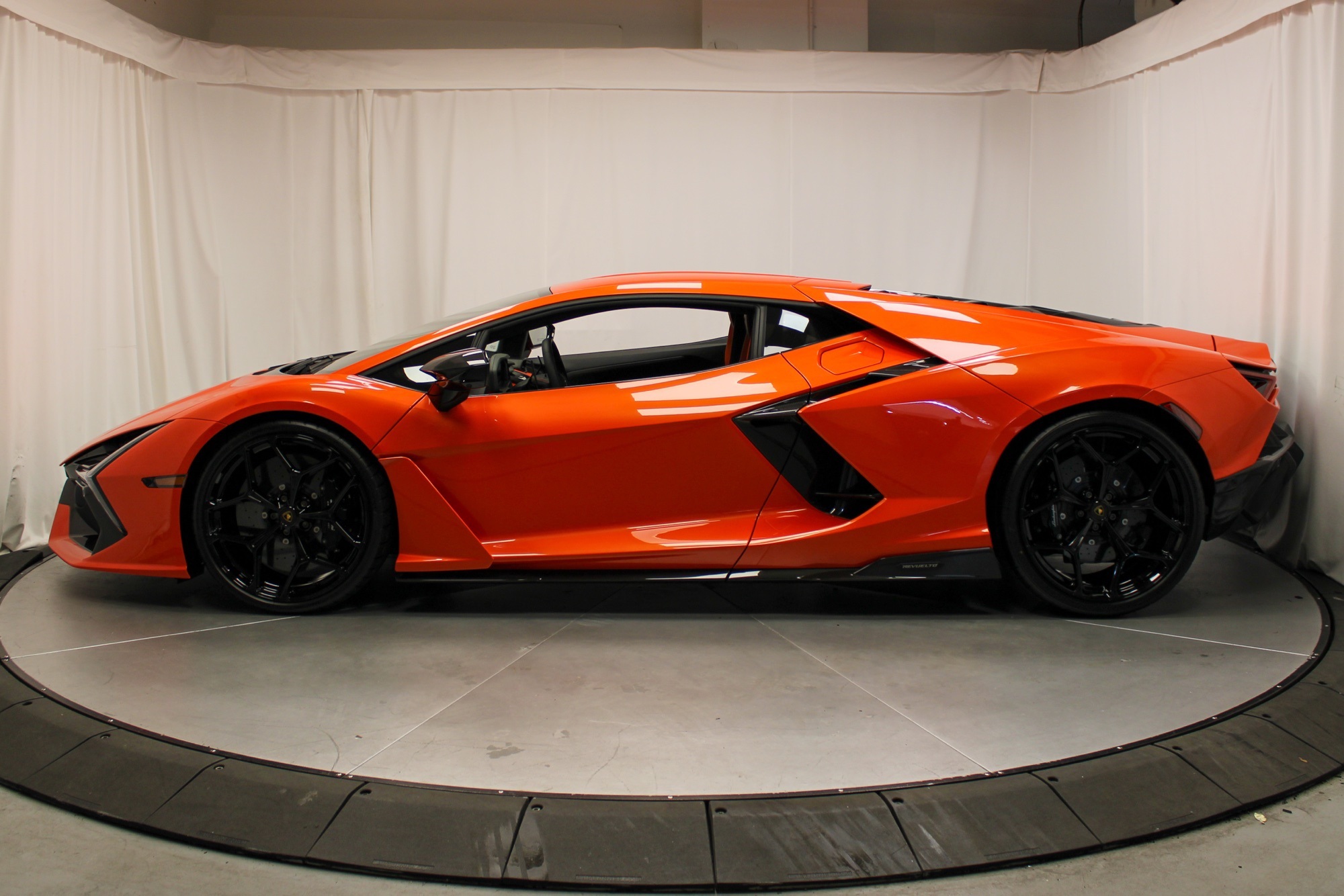 2025 Lamborghini Revuelto photo 2