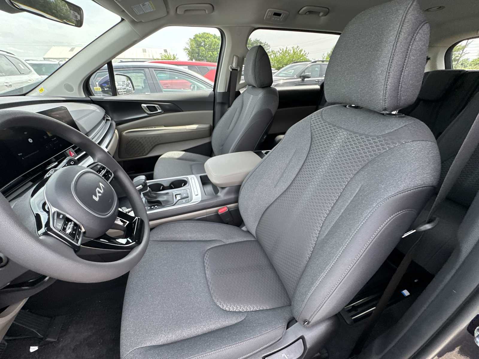 2025 Kia Carnival LX photo 2