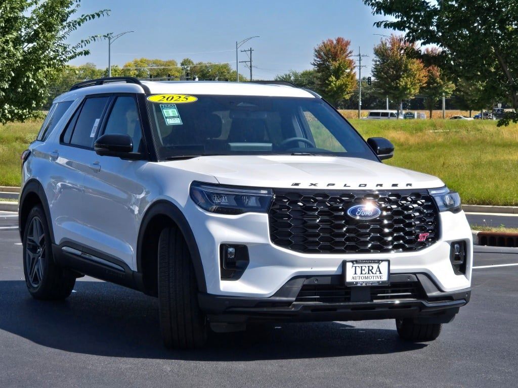2025 Ford Explorer ST photo 3