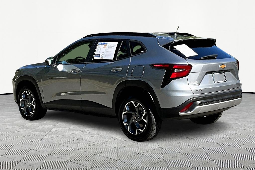2024 Chevrolet Trax LT photo 2