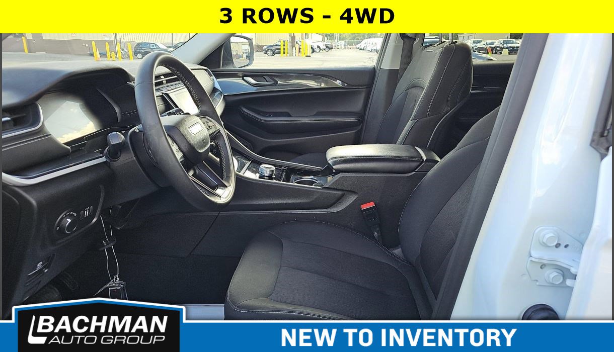 2023 Jeep Grand Cherokee Laredo Altitude photo 3