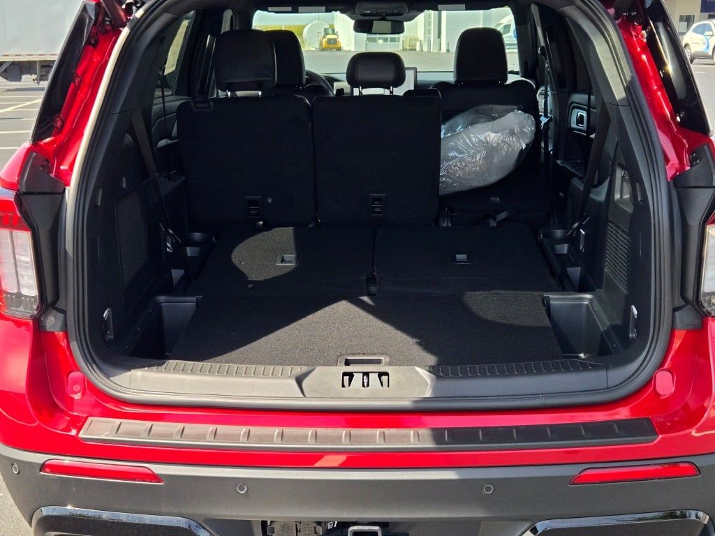 2025 Ford Explorer ST-Line photo 13