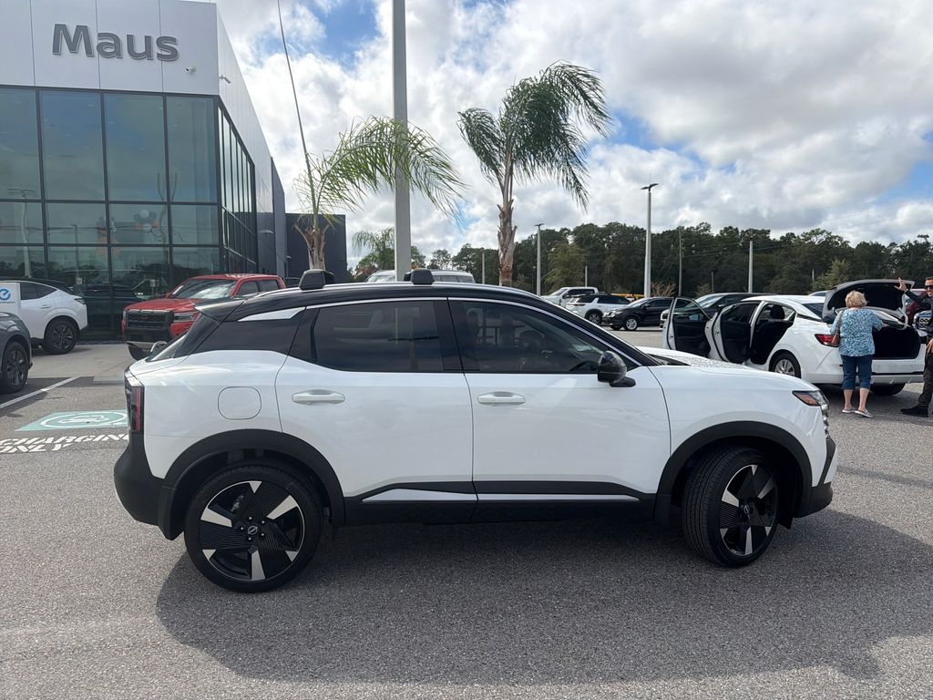 2026 Nissan Kicks SR photo 3