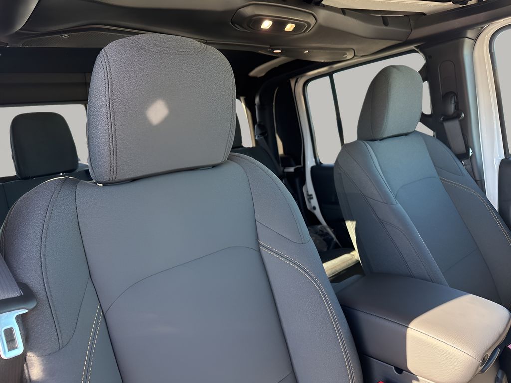 2025 Jeep Gladiator Willys photo 11