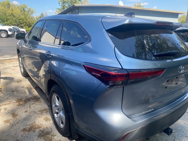 2022 Toyota Highlander LE photo 4