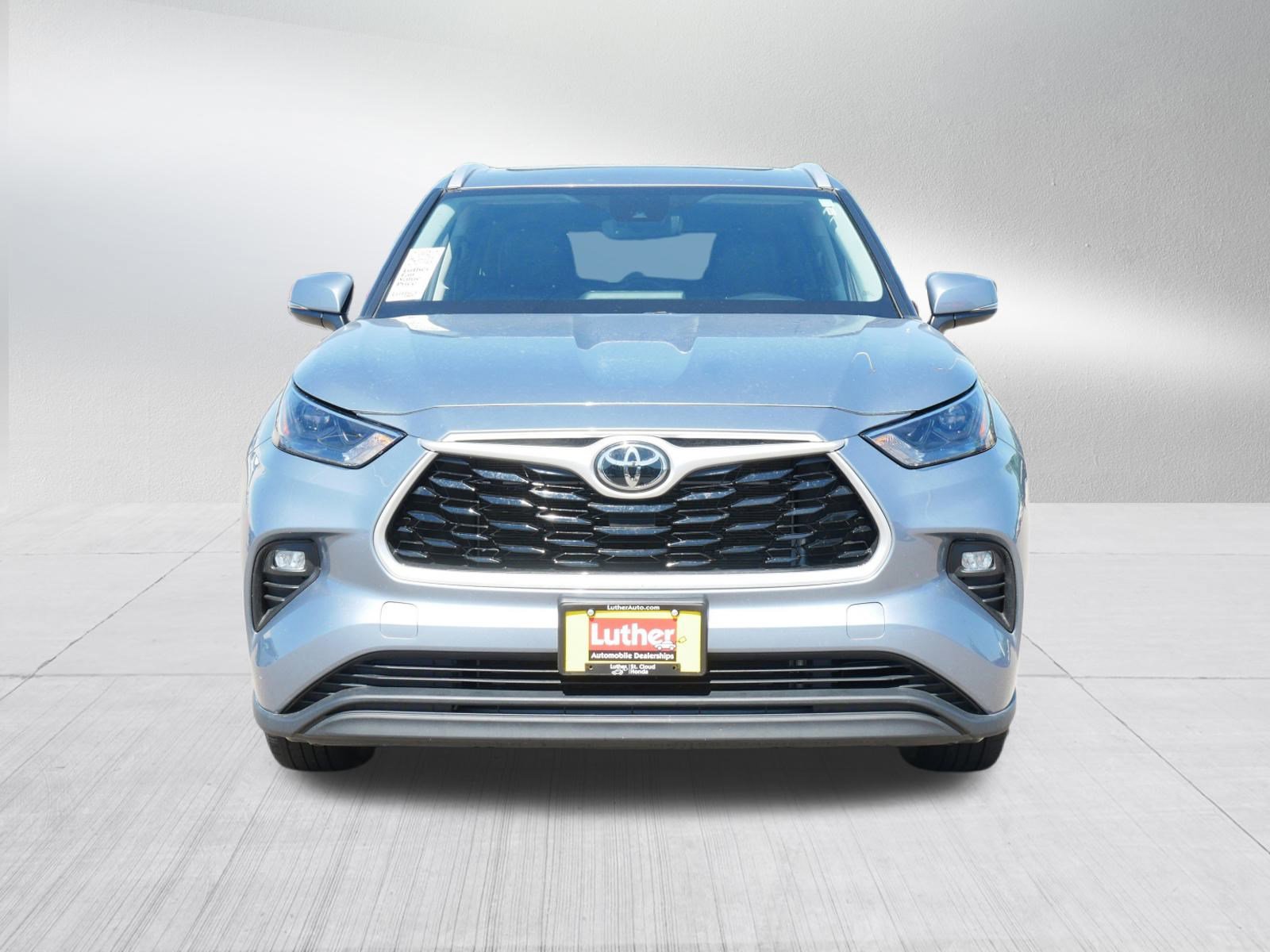 Used 2022 Toyota Highlander XLE with VIN 5TDHZRBH6NS163594 for sale in Waite Park, Minnesota