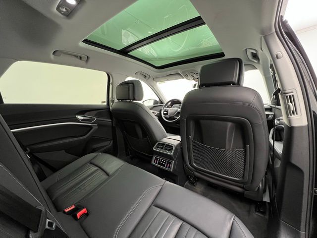 2023 Audi e-tron Premium photo 18