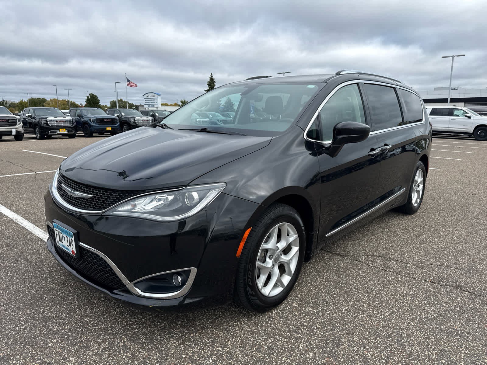 Used 2018 Chrysler Pacifica Touring L with VIN 2C4RC1BG1JR114921 for sale in Brooklyn Center, Minnesota