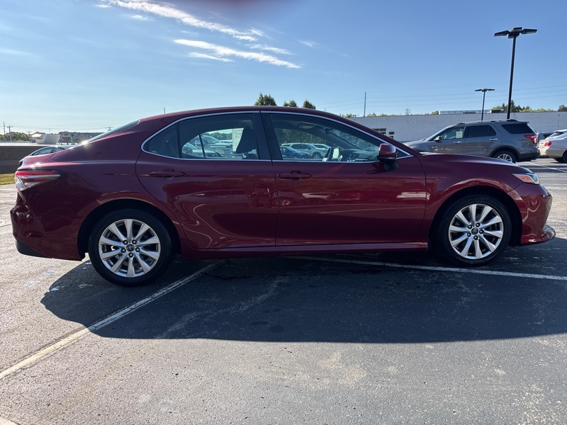 2018 Toyota Camry LE photo 2
