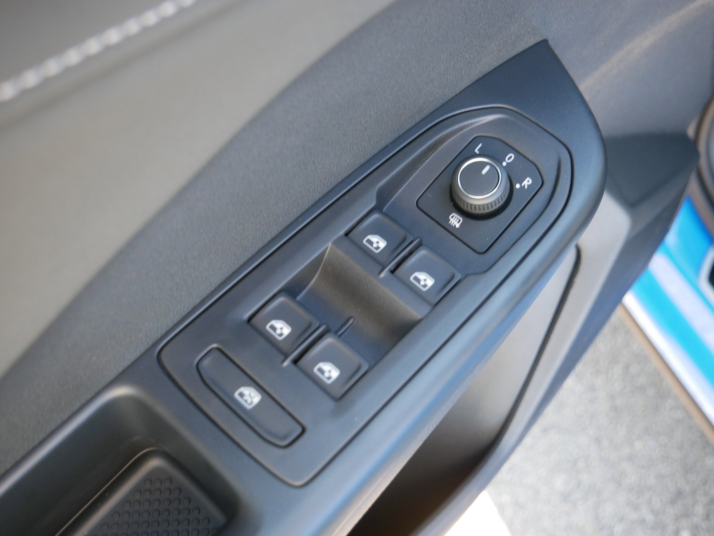 2025 Volkswagen Taos SE photo 4