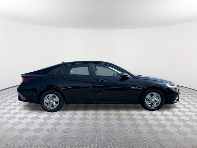 2025 Hyundai Elantra SE photo 4