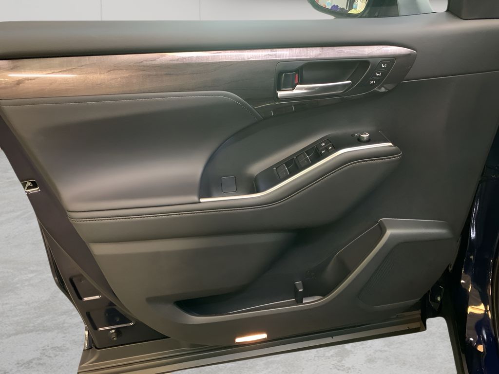 2025 Toyota Highlander XLE XSE Platinum Limited photo 10