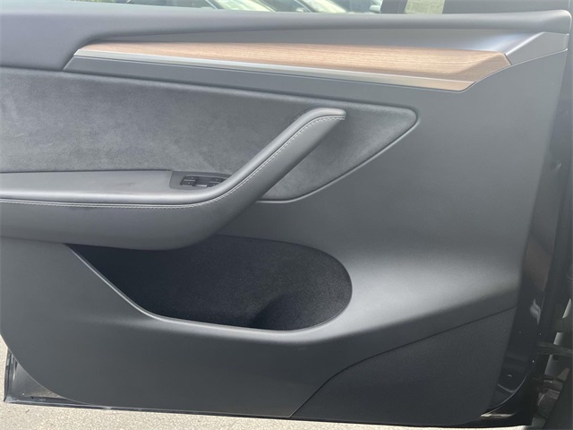 2025 Tesla Model Y Long Range photo 23