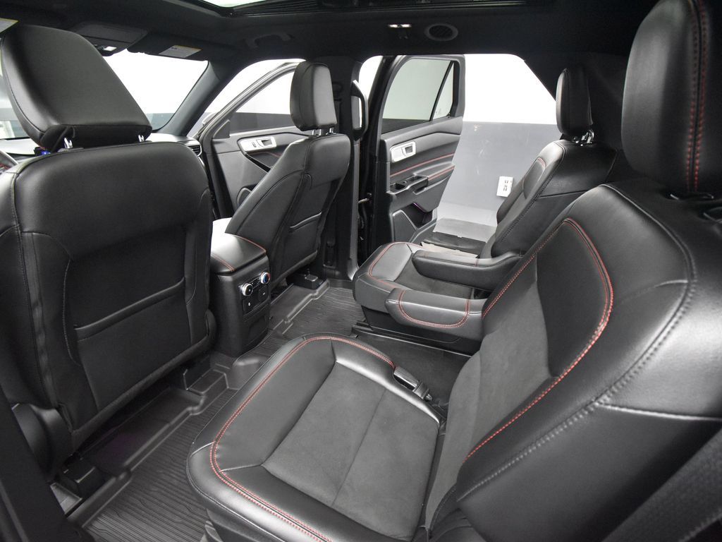 2024 Ford Explorer ST-Line photo 31